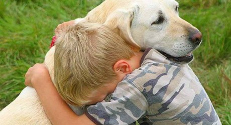 bambino-abbraccia-un-cane-01.jpg